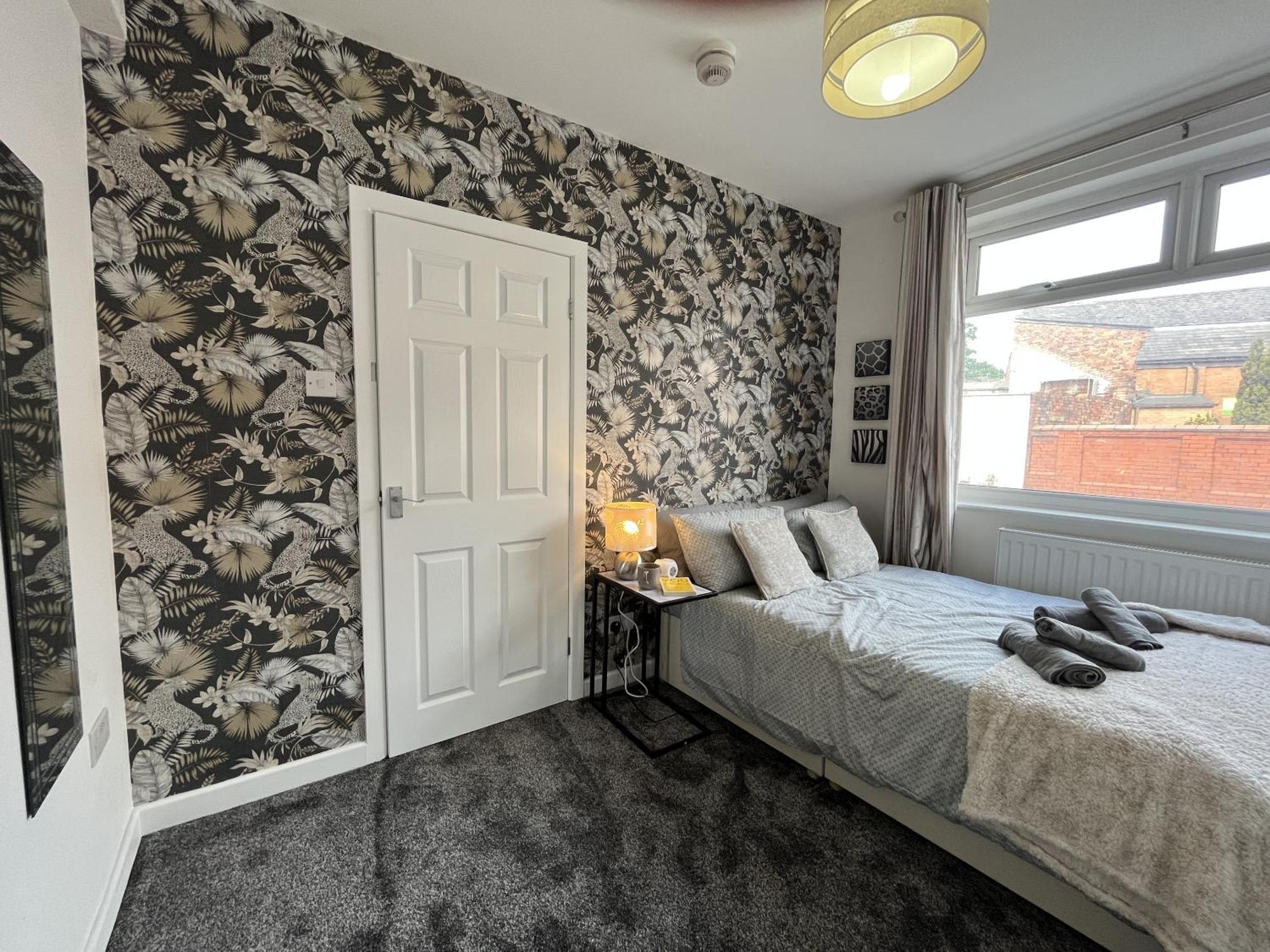 Modernised Central Wigan Townhouse Sleeps Up To 6 Bagian luar foto