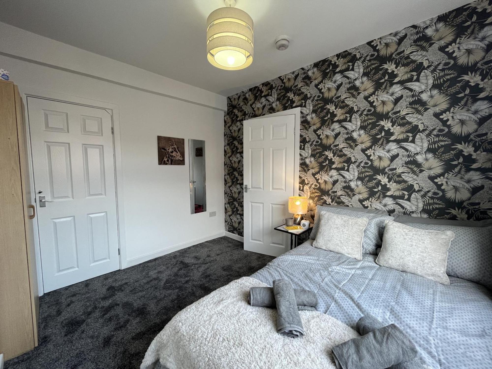 Modernised Central Wigan Townhouse Sleeps Up To 6 Bagian luar foto
